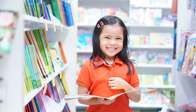 image d'un enfant avec un livre