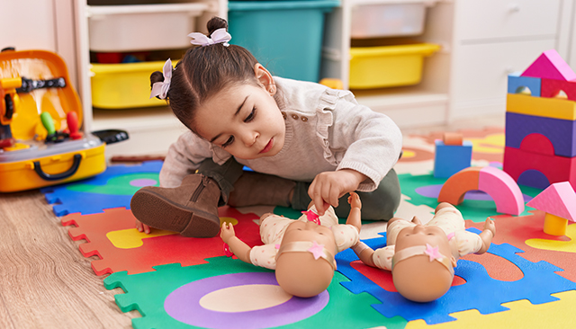image d'un enfants avec une poupée